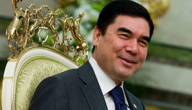 Πρόεδρος χώρας σηκώνει βάρη με μπάρα από χρυσάφι μπροστά στους υπουργούς του (βίντεο)