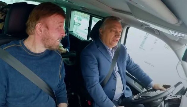 Ο Όρμπαν πήρε τον Τσακ Νόρις και τον πήγε στην αντιτρομοκρατική μονάδα της Ουγγαρίας (βίντεο)