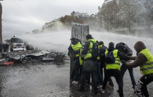 Αστυνομία και «Κίτρινα Γιλέκα» συγκρούστηκαν στο Παρίσι – Δακρυγόνα και κανόνια νερού