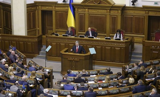 Το ουκρανικό κοινοβούλιο είπε «Ναι» στην επιβολή στρατιωτικού νόμου