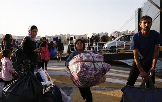 349 πρόσφυγες από τα νησιά έφτασαν στον Πειραιά