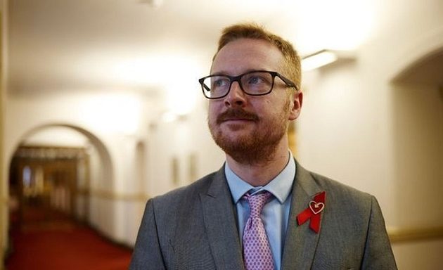 32χρονος Βρετανός βουλευτής αποκάλυψε ότι είναι οροθετικός