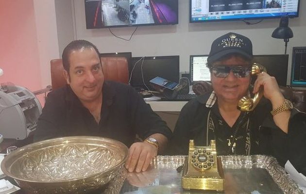 Ριχάρδος και Ρέβης σε στιγμές ευτυχίας – Χρυσά τηλέφωνα και βεντάλιες στη Μύκονο (φωτο)