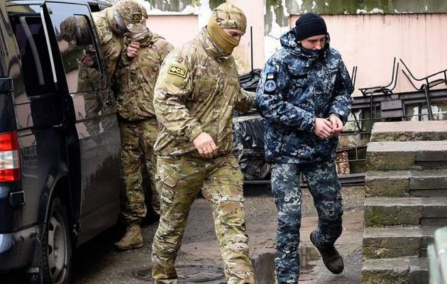 TASS: Διατάχθηκε κράτηση δύο μηνών για τον πρώτο από τους 24 συλληφθέντες Ουκρανούς ναύτες
