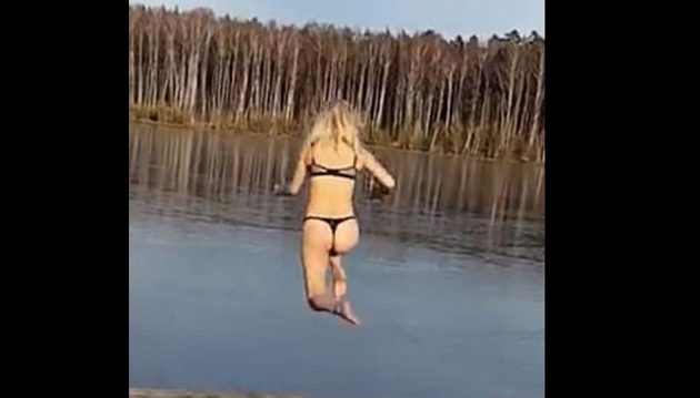 Τολμηρή Ρωσίδα βούτηξε με τα εσώρουχα σε παγωμένη λίμνη και έσπασε τον αστράγαλο της (βίντεο)