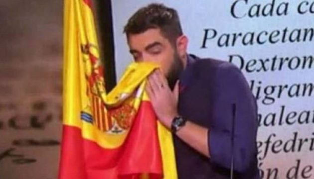 Ισπανός κωμικός φταρνίστηκε και φύσηξε τη μύτη του με τη σημαία (βίντεο)