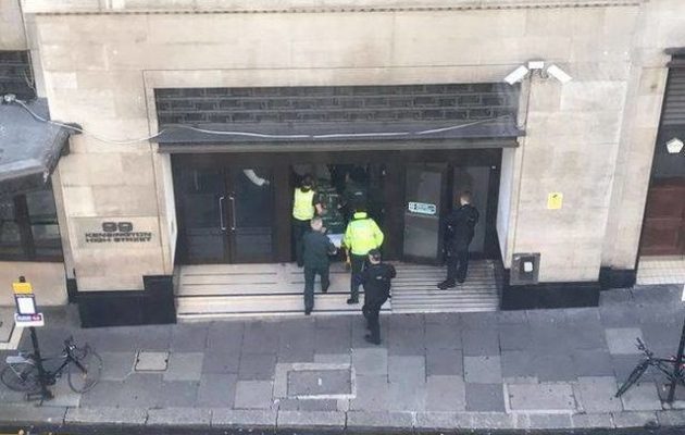 Πανικός στο Λονδίνο: Επίθεση με μαχαίρι στα κεντρικά της Sony – Κρύβονταν κάτω από τα γραφεία
