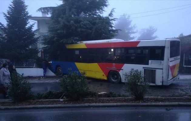 Λεωφορείο του ΟΑΣΘ ξεφεύγει και «καρφώνεται» σε περίφραξη σπιτιού (φωτο)