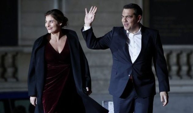 Η Daily Mail αποθέωσε τη Μπέττυ Μπαζιάνα – «Η glamorous σύζυγος του Αλέξη Τσίπρα» (φωτο)