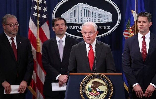 Οι Δημοκρατικοί λένε ότι θέλουν «άμεσες απαντήσεις» για την παραίτηση του Τζεφ Σέσιονς