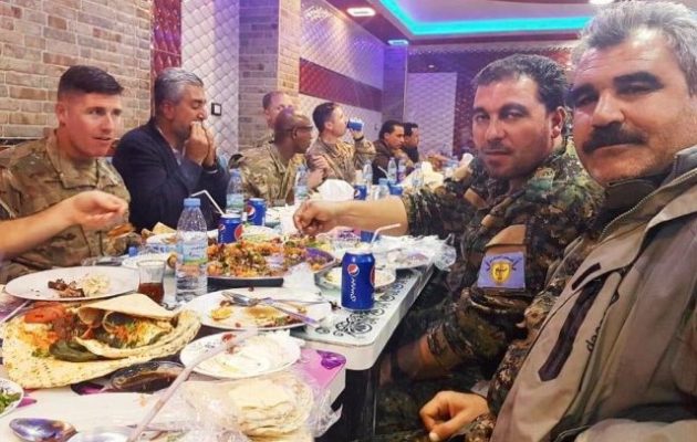 «Τρελάθηκε» ο Χουλουσί Ακάρ όταν είδε Αμερικανούς στρατιώτες να γευματίζουν με Κούρδους (φωτο)