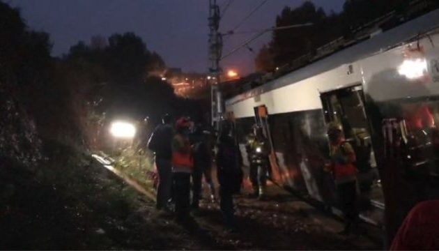 Εκτροχιάστηκε τρένο στη Βαρκελώνη – Ένας νεκρός, τουλάχιστον έξι τραυματίες (βίντεο)