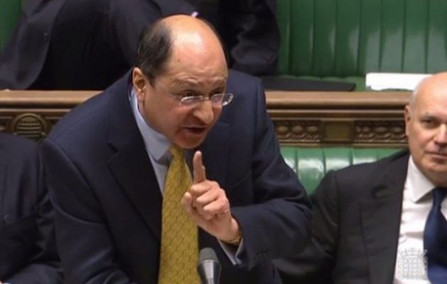 «Εγκεφαλικό» η Μέι – Τα βρόντηξε κι έφυγε ο υπουργός Βόρειας Ιρλανδίας