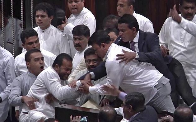 Ρινγκ η βουλή της Σρι Λάνκα: Mπουνιές, κλωτσιές και μαχαίρια (βίντεο)