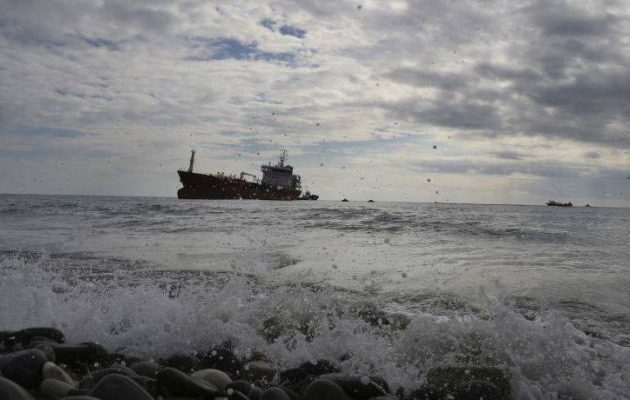 Αποκολλήθηκε το τάνκερ «Athlos» στην Κύπρο – Σε κρίσιμη κατάσταση δύο ναυτικοί