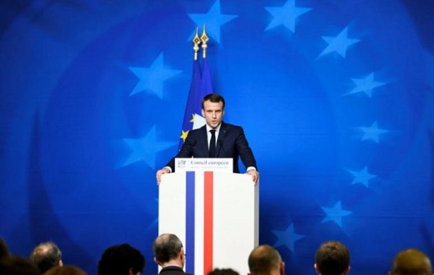 Μακρόν: Δεν μπορούμε να επαναδιαπραγματευτούμε τη συμφωνία του Brexit