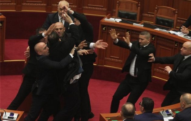 Αλβανία: Πέταξαν αυγά στον Έντι Ράμα μέσα στην αλβανική Βουλή (βίντεο)