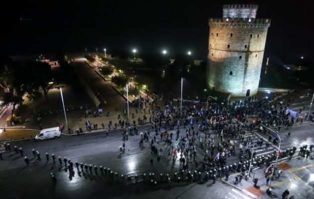 Τρεις και ο κούκος στην αντι-συγκέντρωση στον Λευκό Πύργο την ώρα της ομιλίας του Αλέξη Τσίπρα