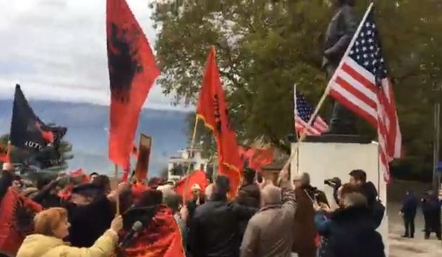 «Άπατο» το αλβανικό εθνοϊσλαμικό συλλαλητήριο έξω από το Προξενείο μας στο Αργυρόκαστρο – Ούτε 100 γραφικοί