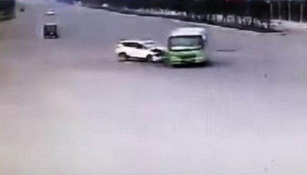 Αυτοκίνητο εμβόλισε λεωφορείο στην Κίνα (βίντεο)