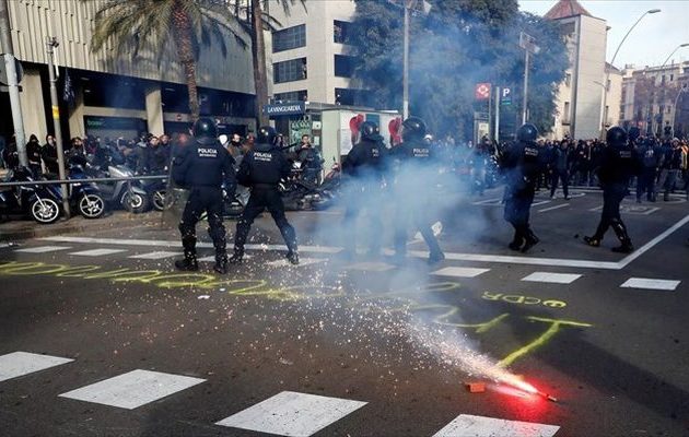 Σε θέσεις μάχης διαδηλωτές στην Καταλονία λόγω επίσκεψης Ισπανών υπουργών