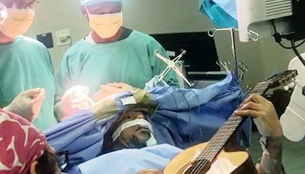 Έπαιζε κιθάρα ενώ του έκαναν εγχείρηση εγκεφάλου