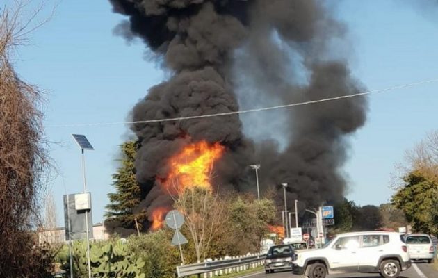 Φονική έκρηξη σε πρατήριο βενζίνης στην Ιταλία – Δύο νεκροί και 17 τραυματίες (βίντεο)