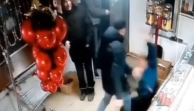 Τον σκότωσε με μια γροθιά γιατί τον… καθυστερούσε στην ουρά (βίντεο)