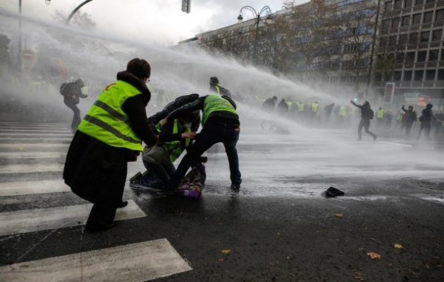 Ο Μακρόν απαντά με 65.000 αστυνομικούς στις διαδηλώσεις των «Kίτρινων Γιλέκων»