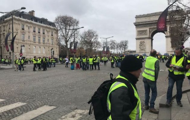 Τα Κίτρινα Γιλέκα αποφασισμένα να ρίξουν τον Μακρόν από την εξουσία – Προανήγγειλαν την «πέμπτη πράξη»