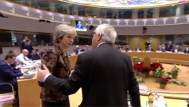 Τι είπε ο Γιούνκερ όταν τον ρώτησαν για τον έντονο διάλογο με τη Μέι