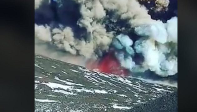 Εντυπωσιακό: Η έκρηξη του ηφαιστείου της Αίτνας από υψόμετρο 2.900 μέτρων (βίντεο)