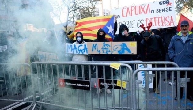 Eπεισόδια στη Βαρκελώνη: Συλλήψεις και τραυματίες στις διαδηλώσεις για το υπουργικό συμβούλιο