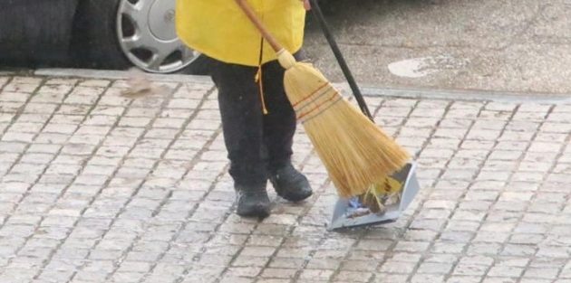 Η Ιταλία προσλαμβάνει 12.000 καθαρίστριες στα σχολεία για πρώτη φορά από το 2000