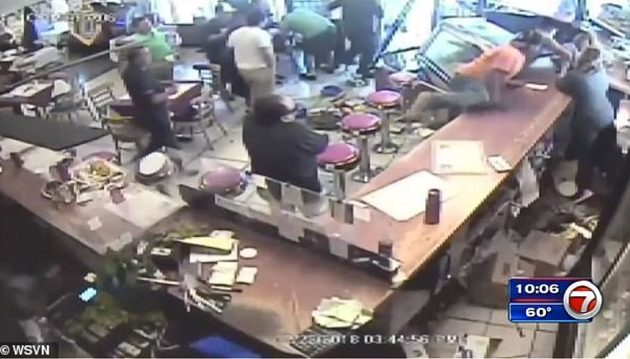 Οδηγός μπέρδεψε το φρένο με το γκάζι και γκρέμισε καφετέρια στο Μαϊάμι