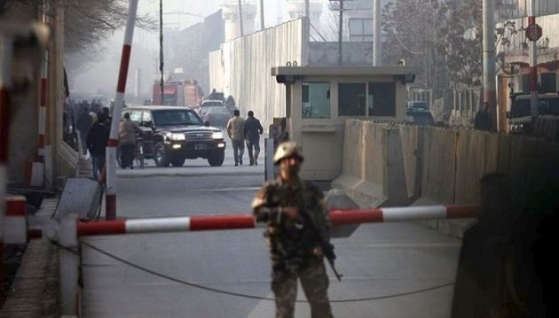 Εισβολή ενόπλων σε κυβερνητικό κτίριο στην Καμπούλ – 30 νεκροί από ανταλλαγή πυροβολισμών
