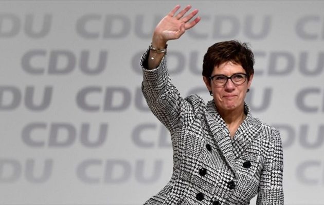H εκλεκτή της Μέρκελ Άνεγκρετ Κραμπ-Καρενμπάουερ αναλαμβάνει τα ηνία του CDU