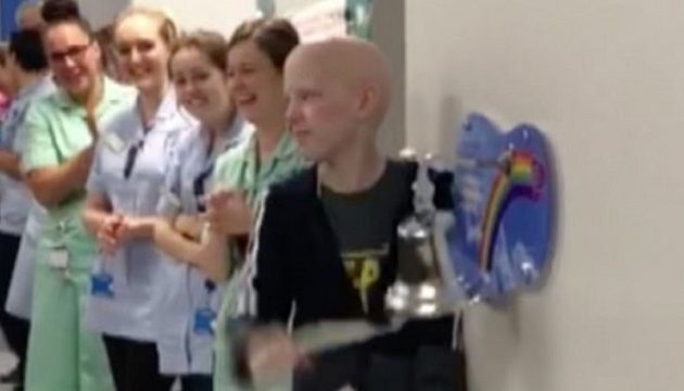 9χρονος αποθεώνεται στο νοσοκομείο αφού θεραπεύτηκε από καρκίνο στον εγκέφαλο (βίντεο)