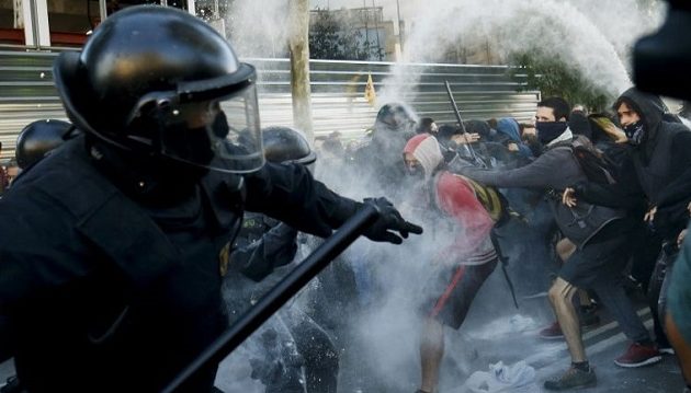 Η Ισπανία απειλεί την Καταλονία με επέμβαση της εθνικής αστυνομίας