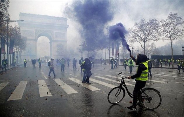 Τι λένε τα γερμανικά μέσα για τα «κίτρινα γιλέκα» και τον ρόλο του Μακρόν