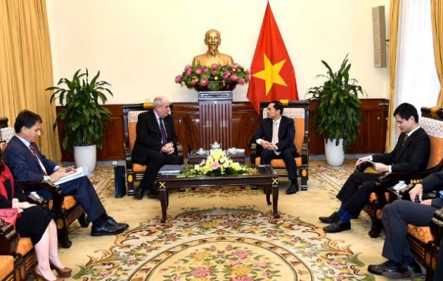 Ο Τέρενς Κουίκ στο Βιετνάμ επικεφαλής ελληνικής επιχειρηματικής αποστολής