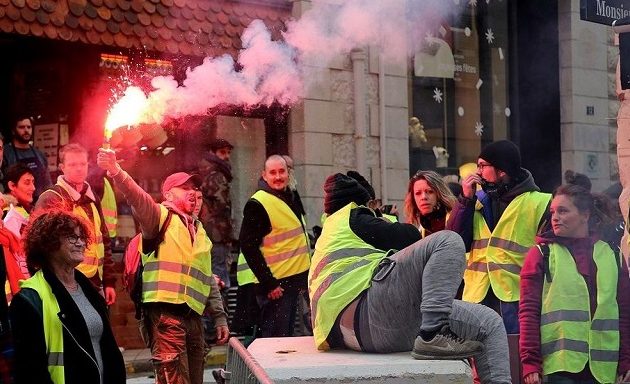 Τα «Κίτρινα Γιλέκα» πυρπόλησαν διόδια στη Γαλλία – «Πάγωσε» ο φόρος στα καύσιμα
