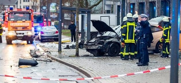 Αυτοκίνητο έπεσε πάνω σε στάση λεωφορείου στη Γερμανία- 10 τραυματίες (βίντεο)