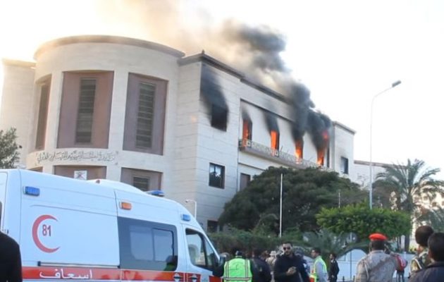 Νεκροί και τραυματίες από επίθεση αυτοκτονίας στο υπουργείο Εξωτερικών της Λιβύης