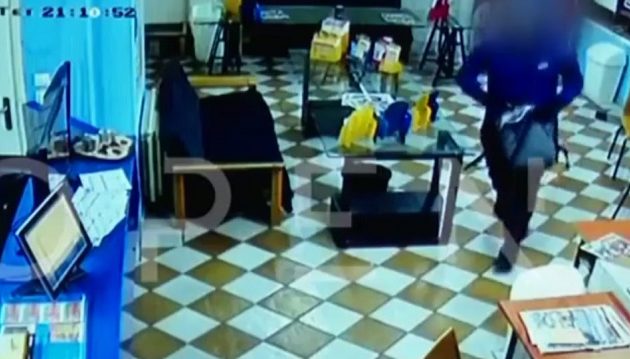 Θρασύτατος ληστής: Mπήκε στο πρακτορείο, άρπαξε τα λεφτά και έπαιξε και δελτίο (βίντεο)