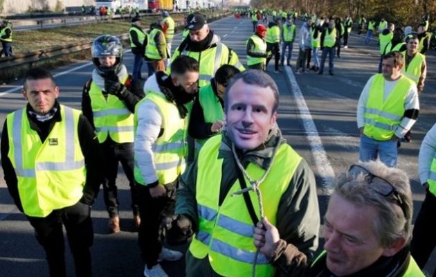 Τα Κίτρινα Γιλέκα ζητάνε το «κεφάλι» του νεοφιλελεύθερου Μακρόν – Ο Γάλλος πρόεδρος σε απελπισία