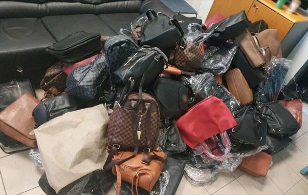 Χειροπέδες στη σπείρα που πωλούσε «μαϊμούδες» και ναρκωτικά έξω από την ΑΣΟΕΕ