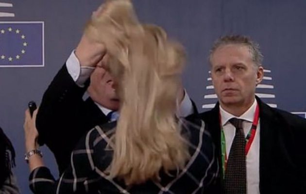 O Ζαν Κλοντ Γιούνκερ… «ξεμαλλιάζει» γυναίκα στη Σύνοδο των Βρυξελλών και γίνεται viral (βίντεο)