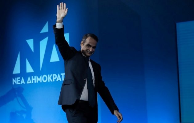 Ήρθε δεύτερος ο Μητσοτάκης: Υποσχέθηκε αύξηση κατώτατου μισθού και επίδομα για νέες οικογένειες