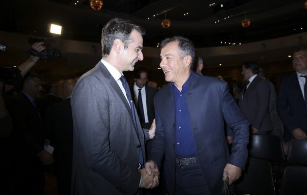 Γιατί ο Μητσοτάκης σχολίασε τα κορδόνια και τις κάλτσες του Θεοδωράκη (φωτο)